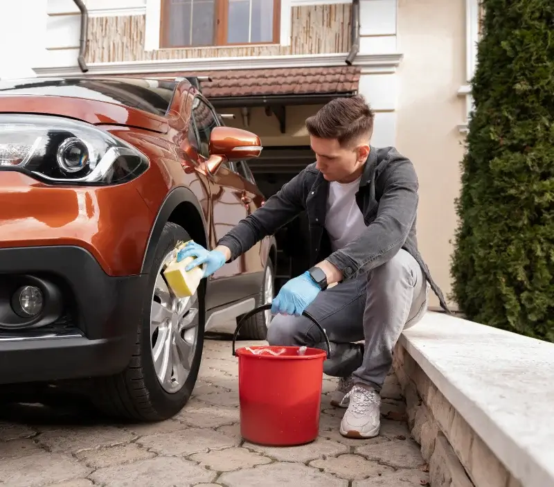 Lavage auto à domicile Cendras : professionnel intervenant sur un véhicule